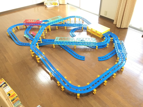 プラレールのトレインケースを使って複雑な立体交差のあるレイアウトを作る
