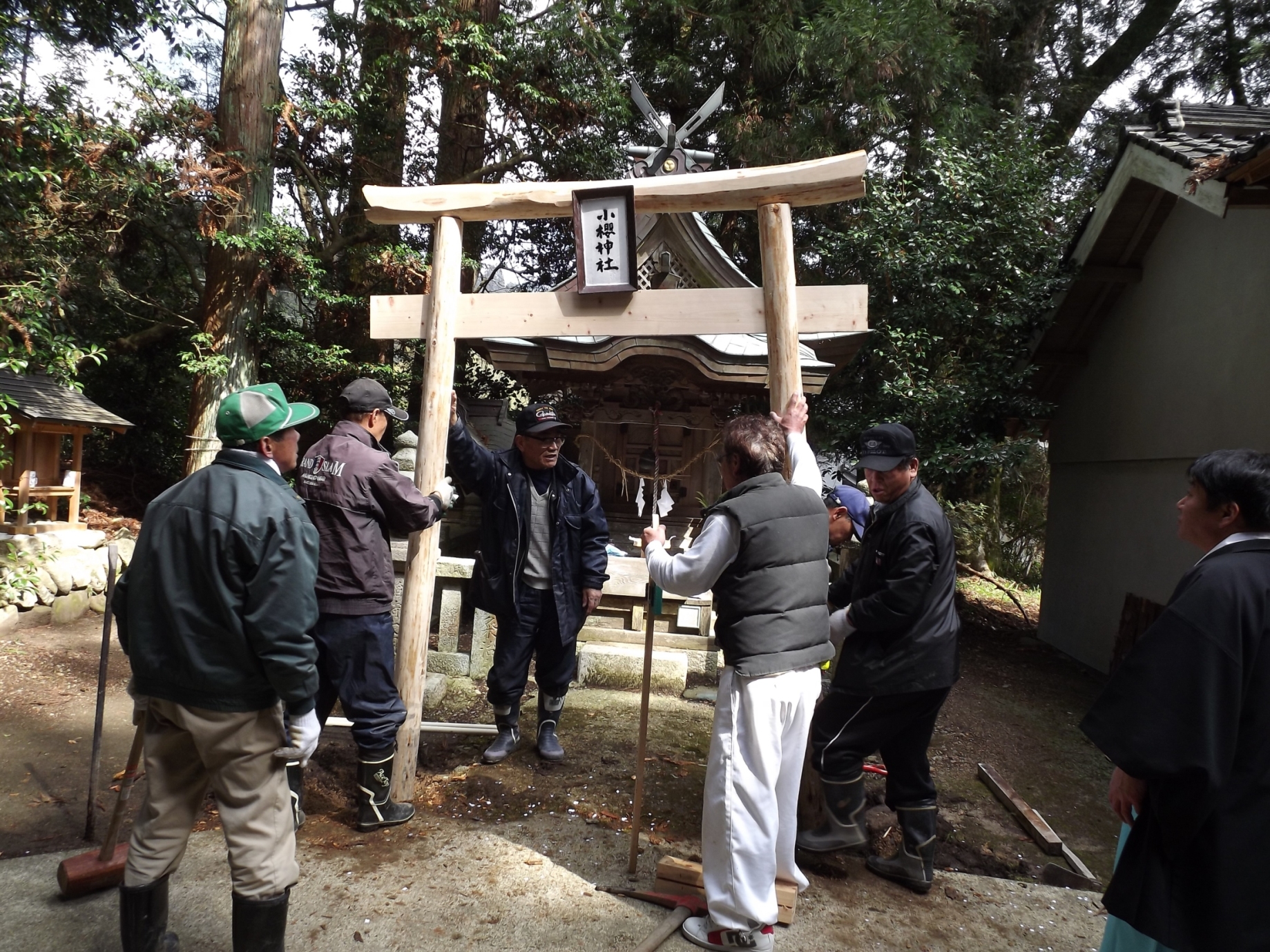 布施神社内にある小櫻神社の鳥居が新しくなりました