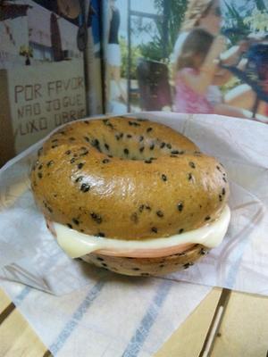 人気のベーグル（ゴマ）