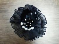 黒の創作髪どめ