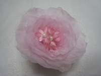 ピンクの創作花の髪飾り