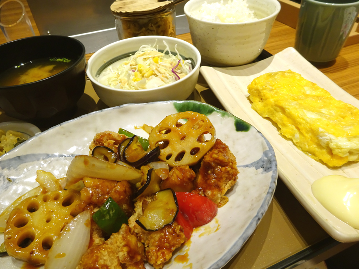 彩り野菜と鶏の黒酢あん定食 & 無料の卵焼き