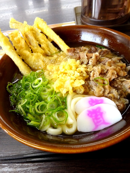 今年のうどん食べ納めは「資さん」で肉ごぼ天うどん