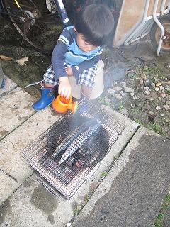 秋の味覚サンマを焼く画像