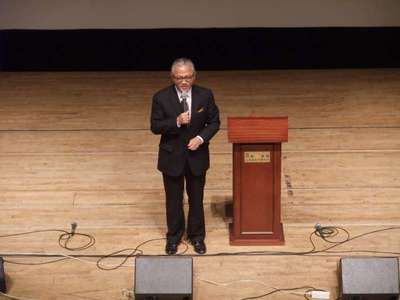 講師の西中央韓国教区長チェ・ユンキュ牧師