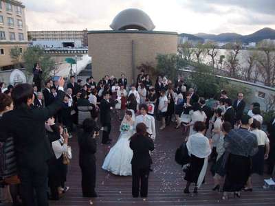 結婚式直後のチャペルの前庭で
