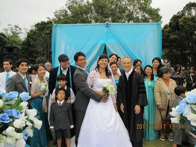 野外でブラジル人の結婚式司式