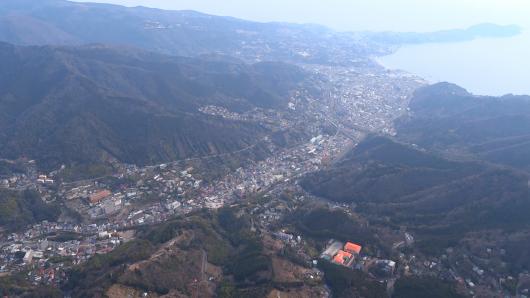 こちらは熱海側から見た湯河原町画像